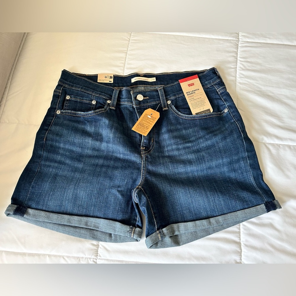 NWT Women’s Levi’s mid length shorts size 12